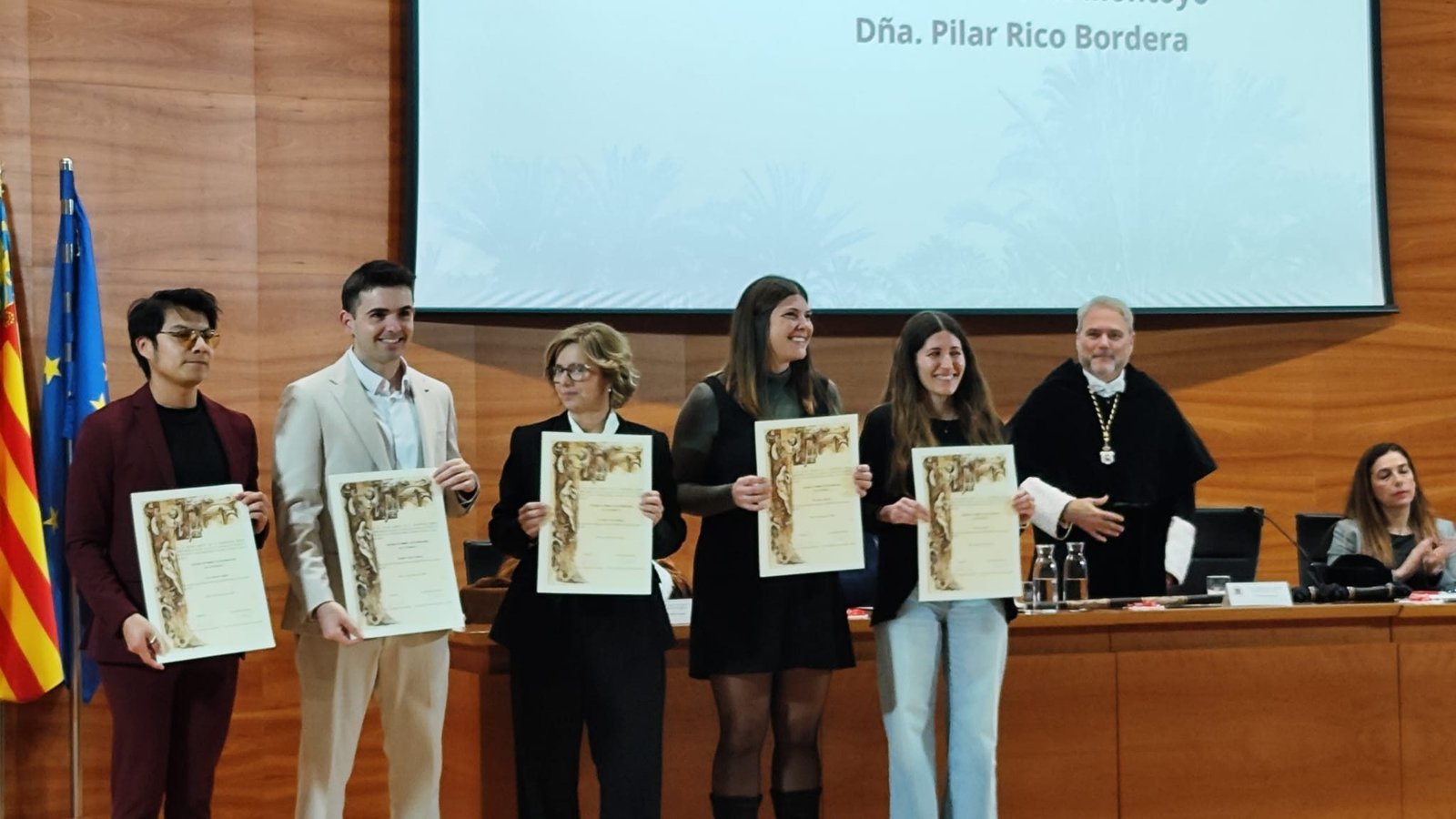 Alejandro Oncina Cánovas recibe el Premio UMH a su Tesis Doctoral.