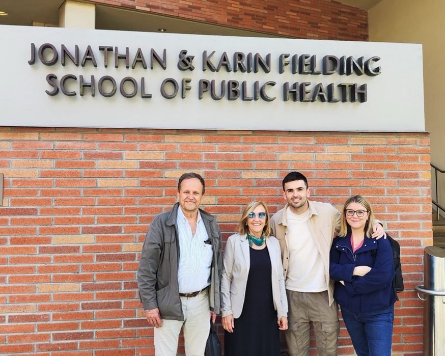 Jesús Vioque, Manuela García de la Hera, Alejandro Oncina Cánovas y Laura Torres Collado frente a la Fielding School of Public Health de la UCLA