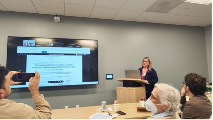 La investigadora de la UMH Laura Torres Collado presenta su estudio sobre ultraprocesados y cáncer gástrico en el consorcio StoP en la UCLA